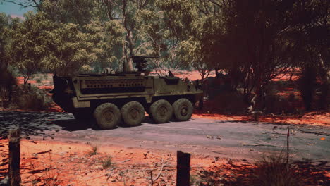 tanque blindado del ejército de batalla en el camino