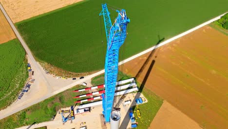 Drohnenaufnahme-Des-Windkraftanlagenbaus-In-Österreich