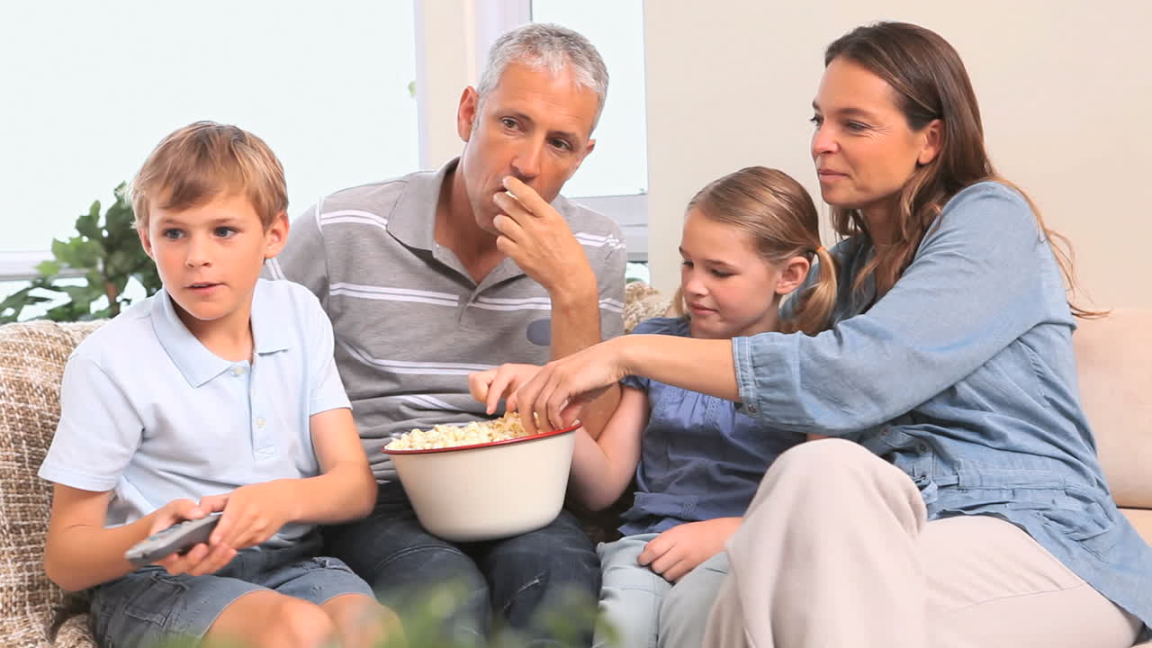 영화 를 보고 있는 미소 짓는 가족