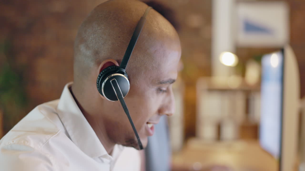 Call center, uomo e volto che parla in ufficio