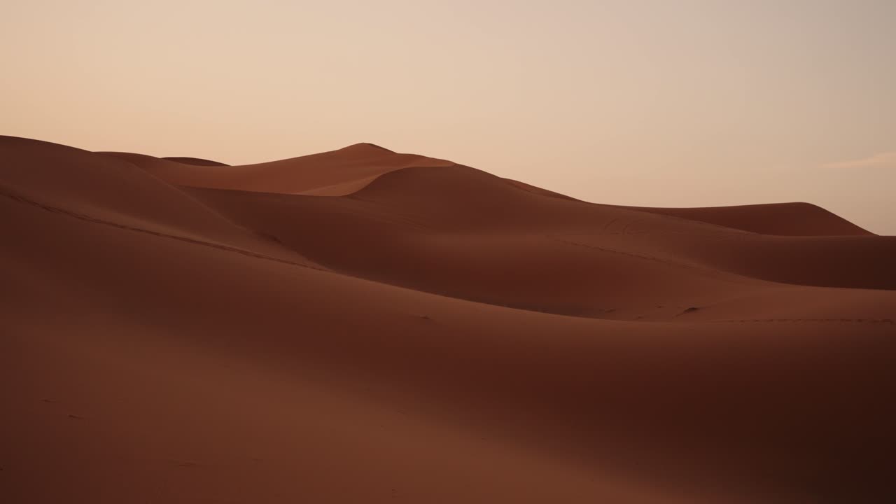 Deserto del Sahara. Vasto paesaggio di dune di sabbia in Marocco, vicino a Merzouga, Africa. Ripresa aerea con drone.