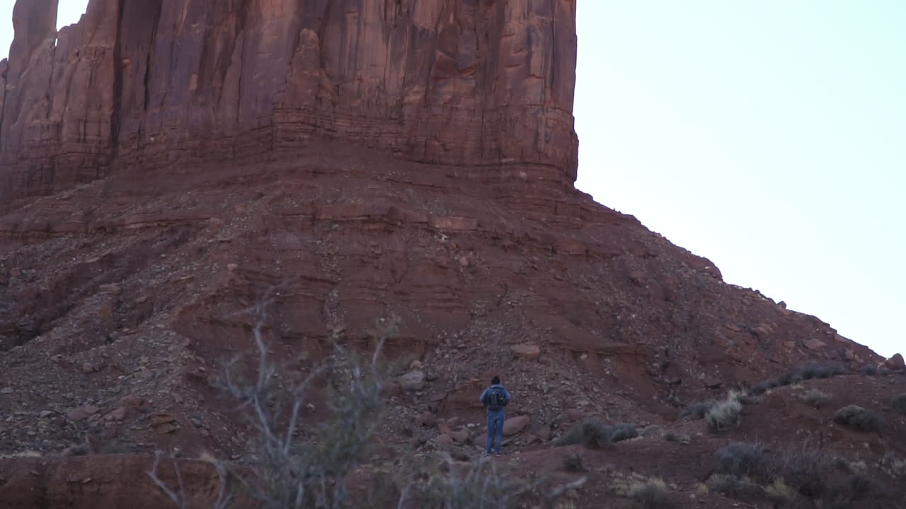 excursionista se detiene para mirar la manopla en monument valley arizona, cámara lenta