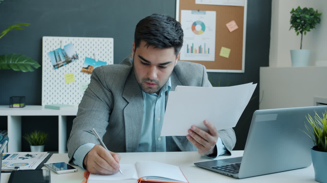 hombre de negocios revisando documentos en la oficina