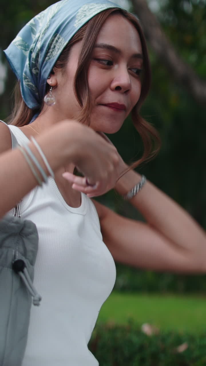 Una donna che indossa un foulard e dei gioielli