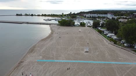 pasarela accesible para sillas de ruedas en una playa de arena cerca de la ciudad, el puerto deportivo y el parque para acampar