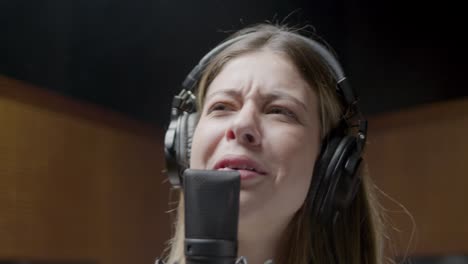 hermosa cantante que trabaja en un estudio de música