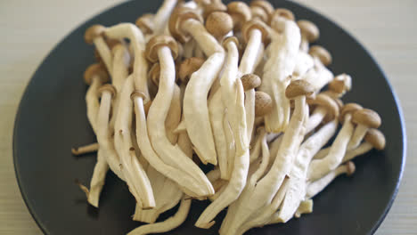 Frischer-Brauner-Buchenpilz-Oder-Schwarzer-Reishi-Pilz-Auf-Dem-Teller