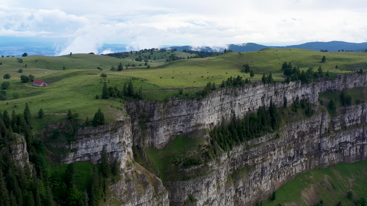 neuenburg와 vaud 주의 경계에 위치한 스위스의 creux du van 회전 드론 샷