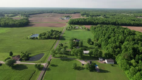 vista de drones de una tierra de cultivo al borde de la carretera