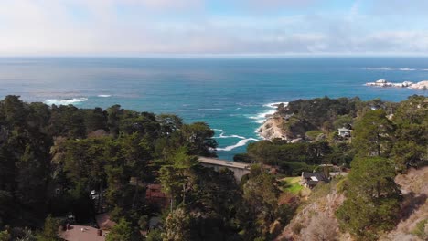 coches circulando por un pequeño puente en carmel by the sea, norte de california