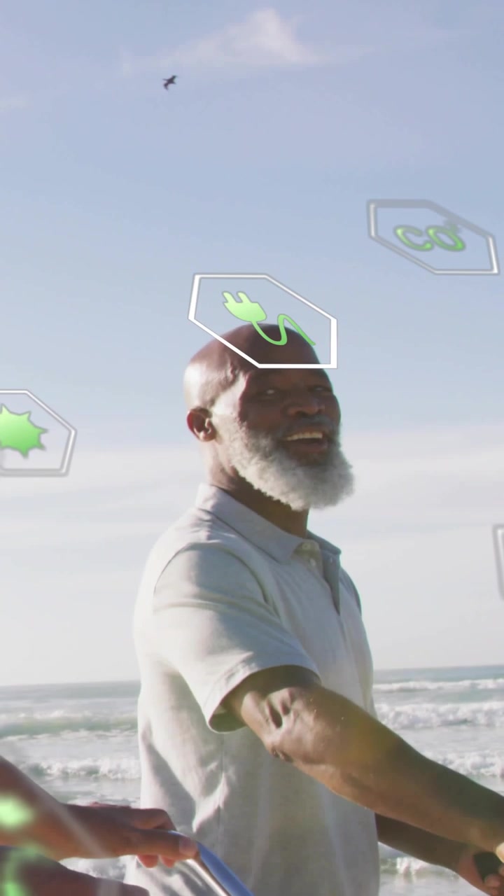 Video verticale: Uomo che spinge una bici color menta sulla spiaggia, con la telecamera che si alza mostrando icone ecologiche intorno a lui per rilassarsi.