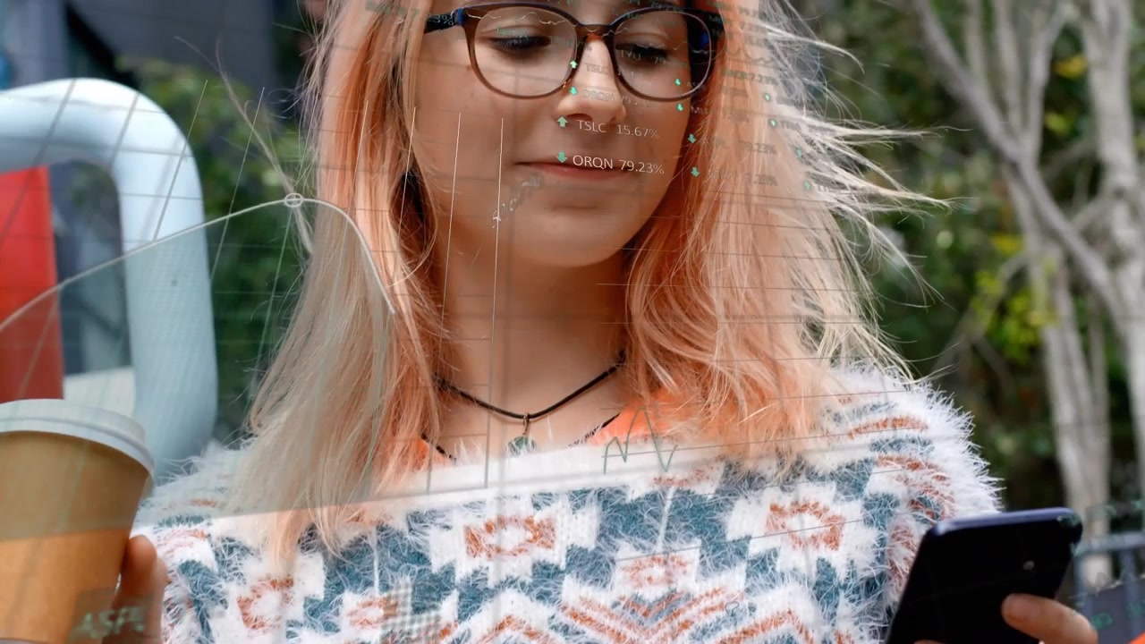 Animazione dell'elaborazione di dati finanziari su una donna caucasica che utilizza uno smartphone