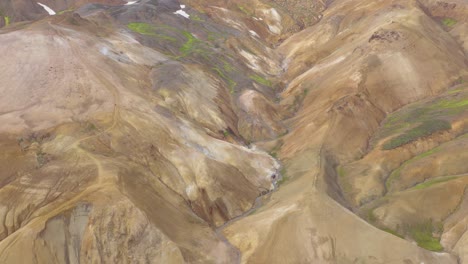 Remote-highlands-of-Iceland-with-volcanic-surface,-aerial-of-Kerlingarfjöll