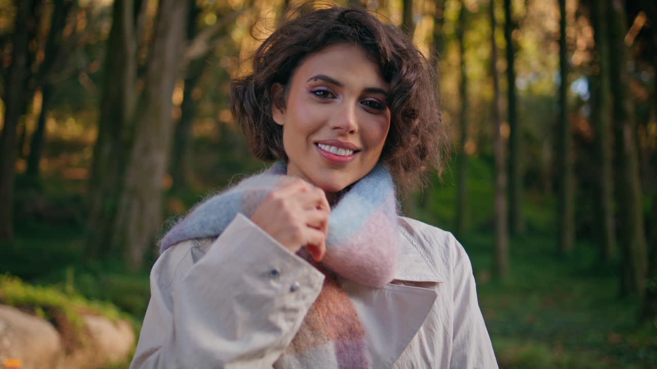 mujer feliz posando la naturaleza en una bufanda elegante y chaqueta disfrutando de un primer plano de ocio