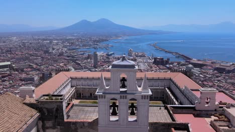 disparo de drones desde castle nuovo, también conocido como new castle, hasta el volcán vesubio