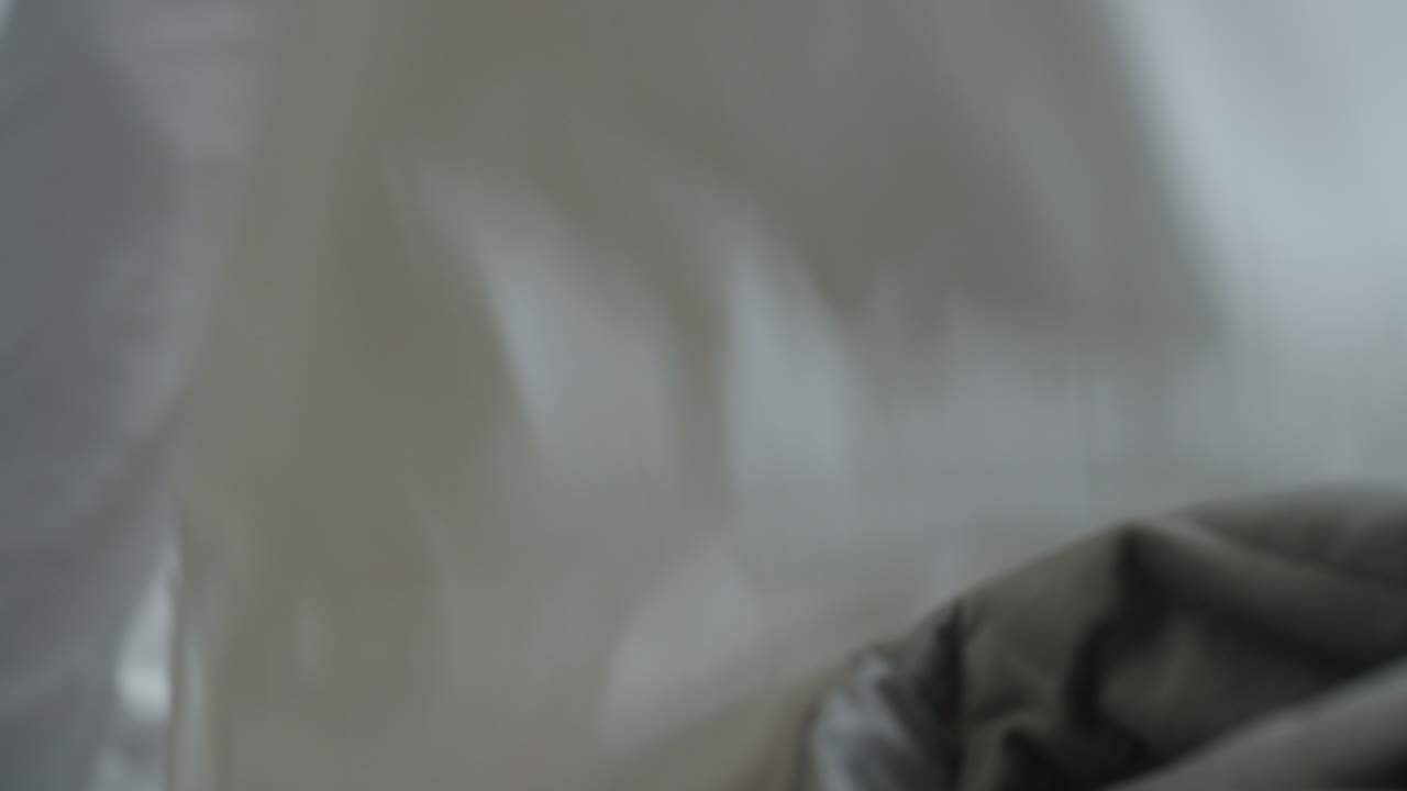 행복한 아시아 가족과 아이들이 침대에 뛰어들고 엄마와 아빠와 함께 놀고 주말 아침에 재미를 느끼고 흥분된 어린 아이들이 부모와 함께 집에서 게임을 즐기고 있습니다. 4k 영상