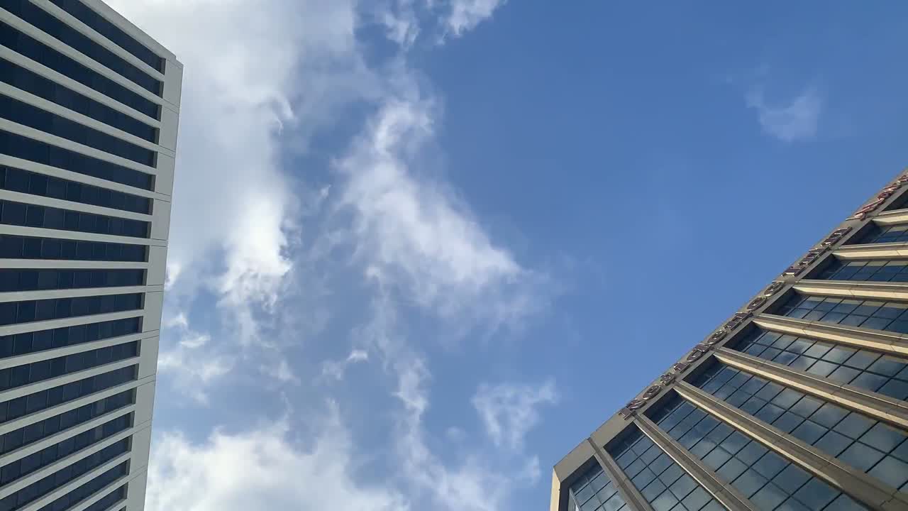 lapso de tempo de nuvens se movendo sobre o centro da cidade