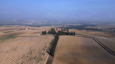 Zypressenallee-Wunderschöne-Luftaufnahme-Von-Oben-Flug-Morgennebel-Toskana-Tal-Italien-Herbst-23