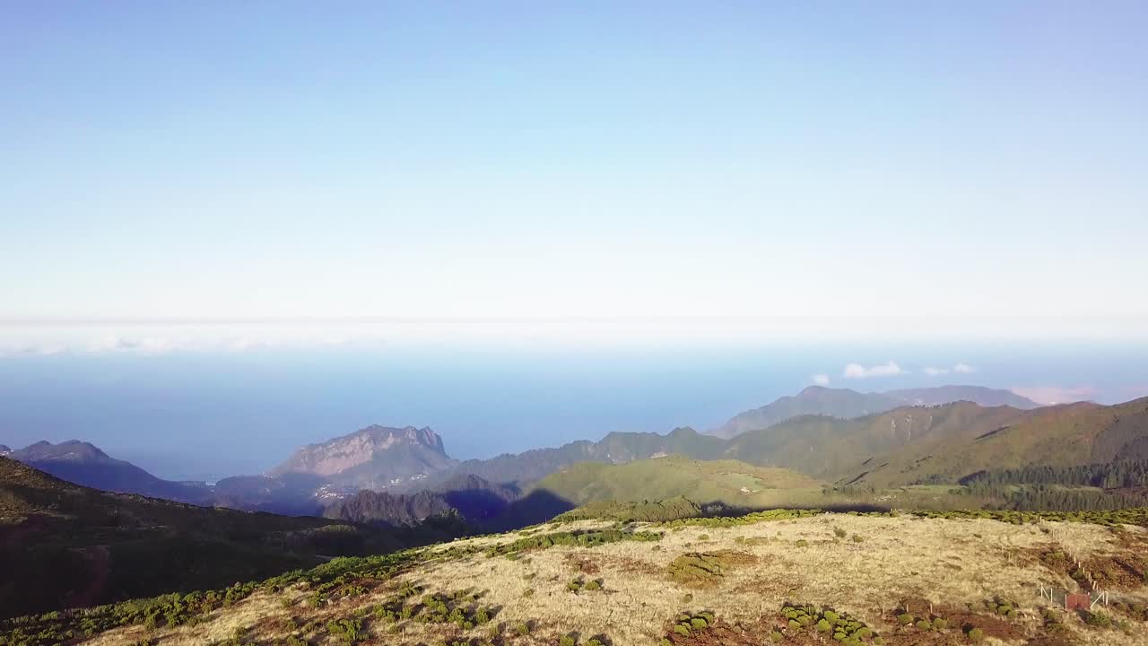 Vista panoramica dalla cima del Pico do Arieiro, una delle montagne più alte dell'isola di Madeira, Portogallo - drone aereo, ripresa rivelatrice