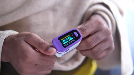 person using a pulse oximeter