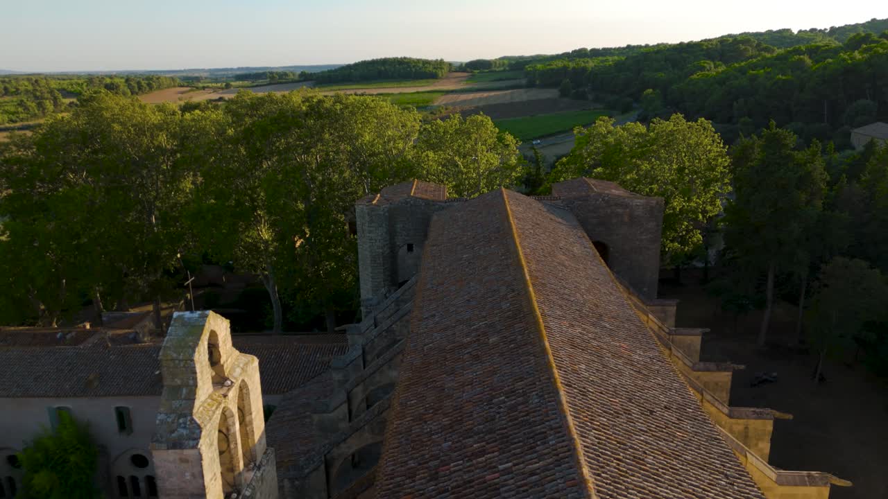 포도원 이 있는 프랑스 시골 의 수도원 의 공중 촬영