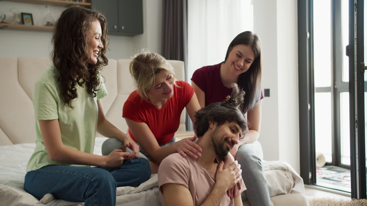 Amigos solidários: Homem gay compartilha suas emoções