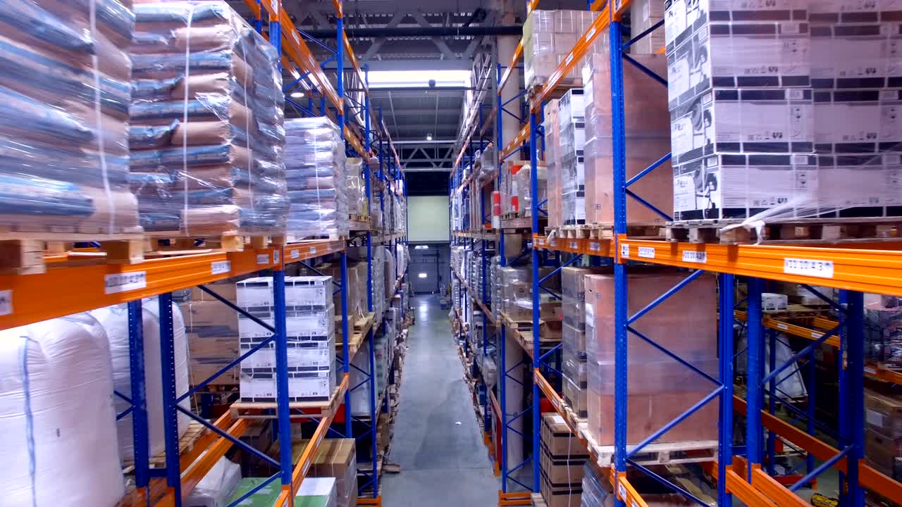 el interior del almacén de almacenamiento. cámara aérea moviéndose a lo largo de estantes, estantes.