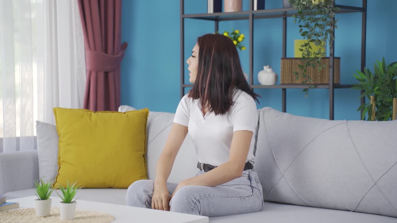 화난 젊은 여자.