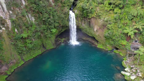 Impresionantes-Cascadas-De-Omanawa-Falls-En-La-Bahía-De-La-Abundancia,-Tauranga,-Isla-Del-Norte,-Nueva-Zelanda