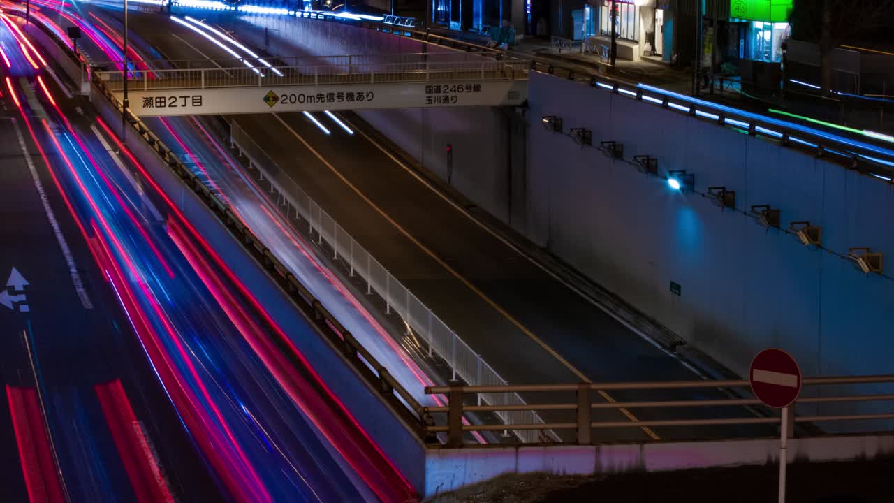 도쿄 시내 거리의 교통체증에 대한 야간 타임스 장면