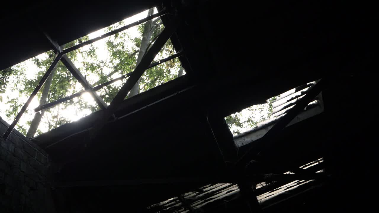 오래 된 버려진 공장 패닝 샷에서 깨진 채광 창