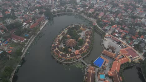 vista aérea del estanque en un pequeño pueblo en la región montañosa de ninh ninh en el norte de vietnam
