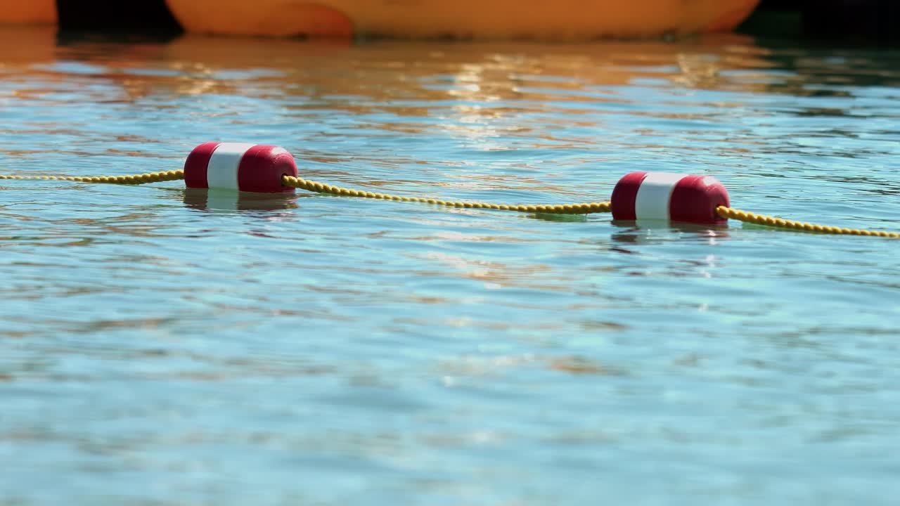 boyas flotantes en el agua en un día soleado