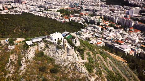 Lycabettos,-Der-Höchste-Hügel-In-Athen,-Blick-Aus-Der-Vogelperspektive,-Gefilmt-Mit-Einer-Drohne