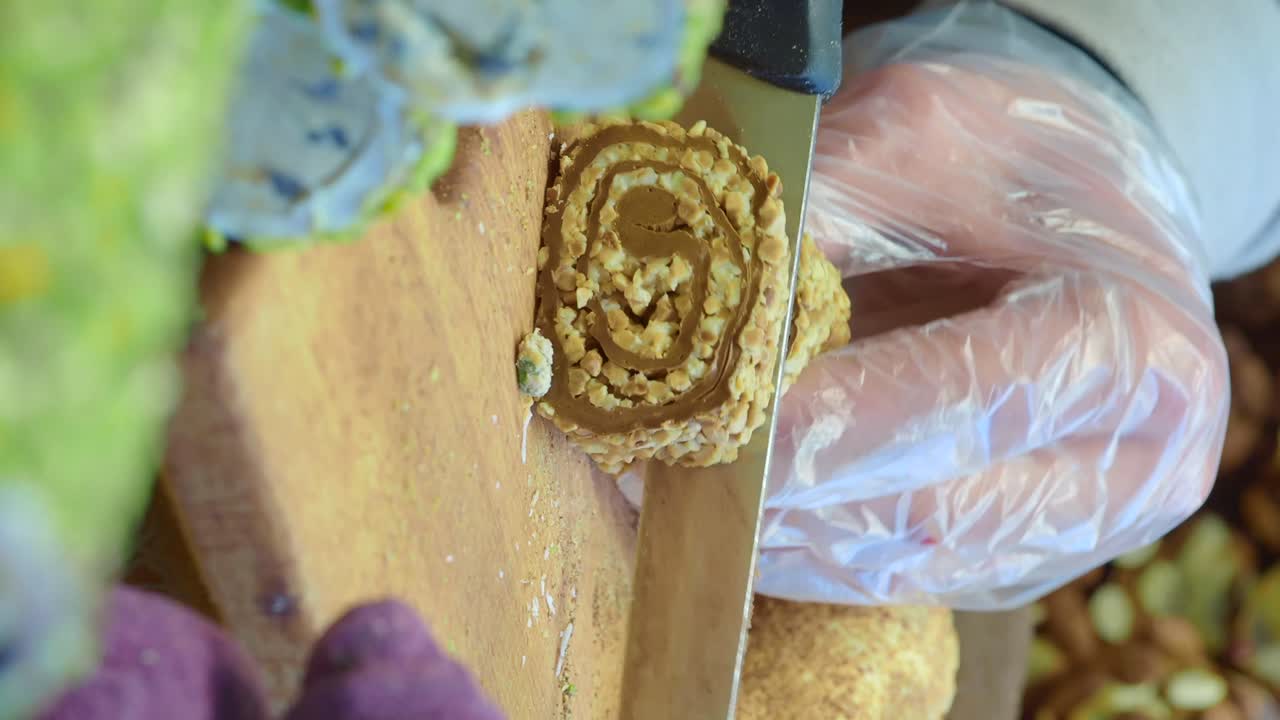 preparando comida en una tabla de cortar de madera