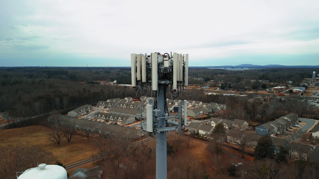 toma aérea de una torre de teléfono celular rodeada de bosque