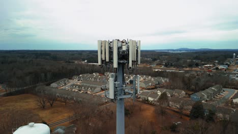 Toma-Aérea-De-La-Torre-De-Telefonía-Celular-Rodeada-De-Bosque