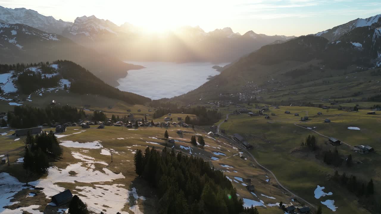 amden weesen suiza un pueblo suizo saludable en el sol poniente