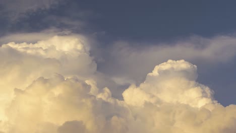 Nubes-Gruesas-Y-Esponjosas-Flotando-En-El-Cielo-Azul