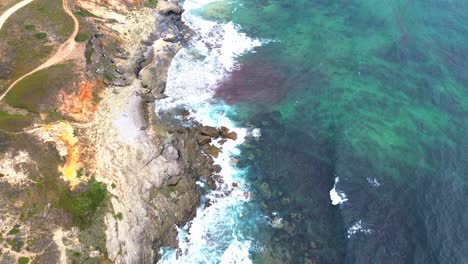 Vista-Aérea-De-La-Costa-Escarpada,-Olas-Azules,-4k