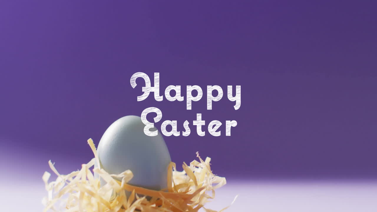 Animazione di testo "Buona Pasqua" su uova di Pasqua blu su sfondo viola