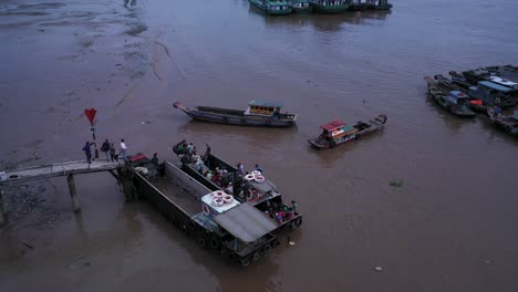 Luftaufnahme-Von-Seearbeitern,-Die-Kleine-Boote-Am-Saigon-River-Jetty,-Vietnam,-Besteigen