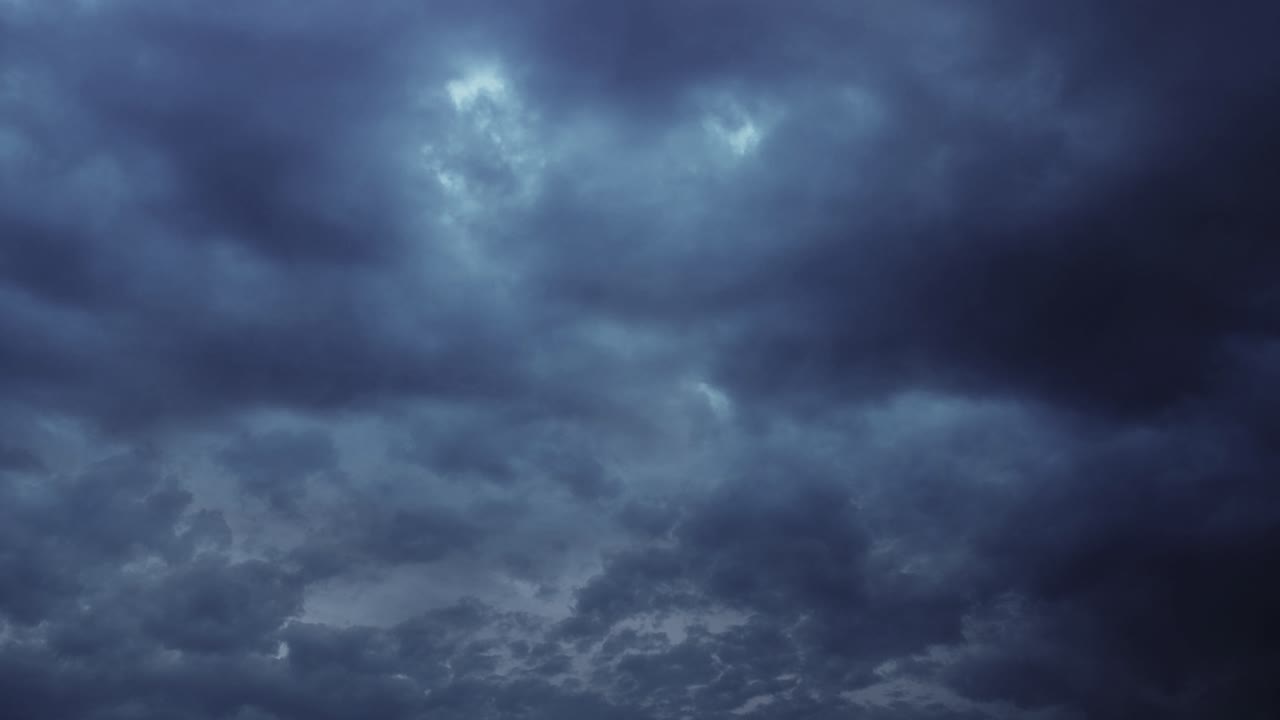 timelapse de tormenta, cielo azul con nubes cumulonimbus en movimiento