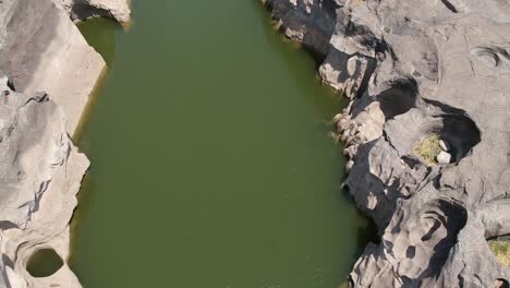 Imágenes-Aéreas-De-Drones-De-Un-Río-Con-Baches---En-Nighoj-Cerca-De-Pune-Y-Es-Famoso-Por-Los-Baches-Creados-Naturalmente-En-El-Lecho-Del-Río-Kukadi