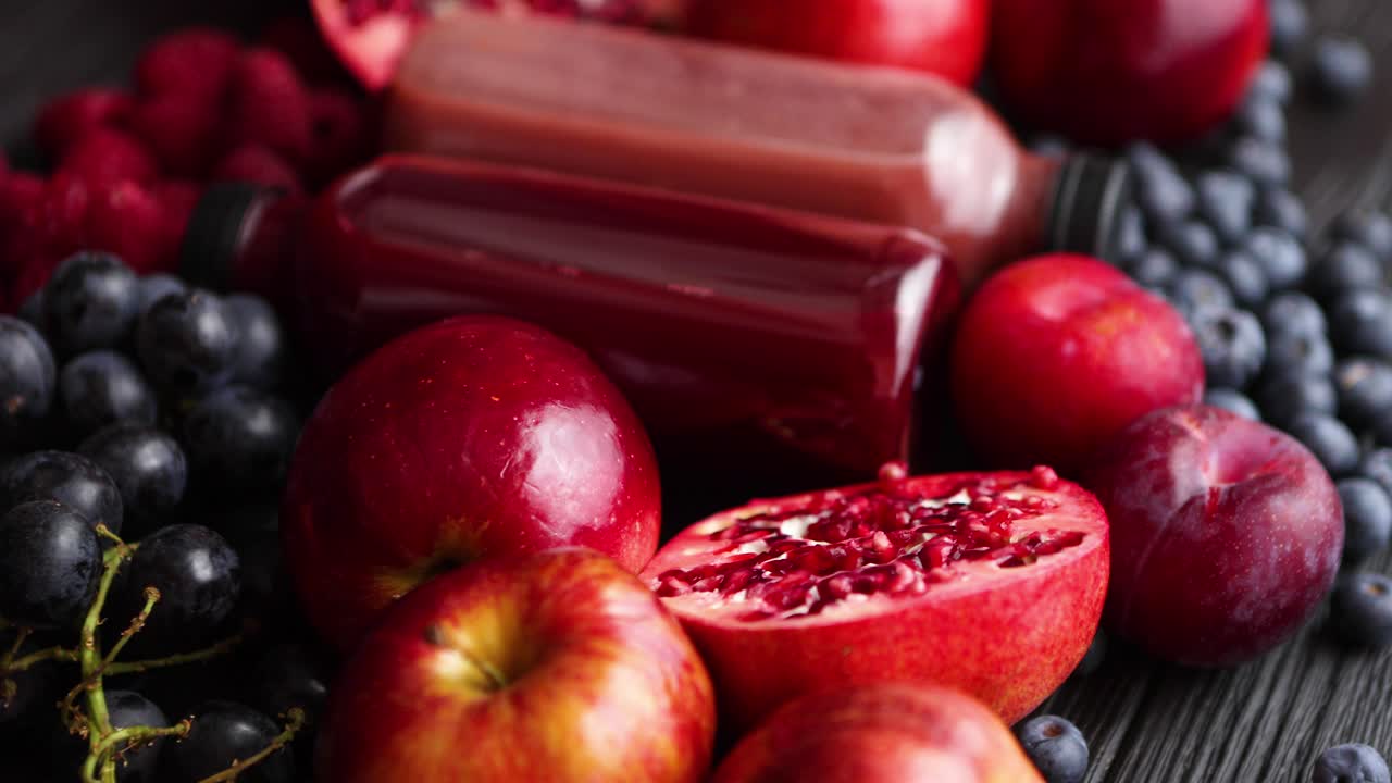 병에 담긴 신선한 주스와 신선한 빨간색과 검은색 과일의 혼합