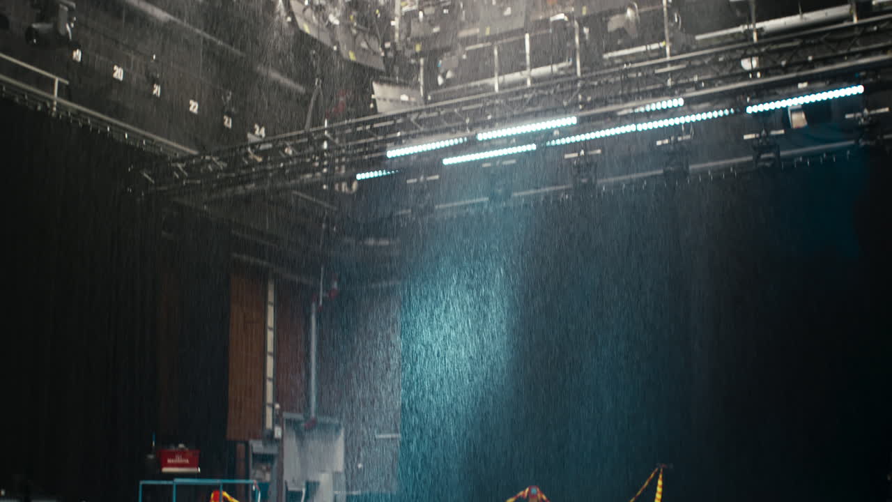 una máquina de lluvia de efectos especiales en un estudio de cine con un techo lleno de luces de película