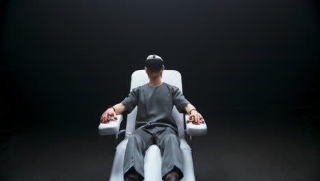hombre involucrado comenzando auriculares vr experiencia habitación oscura. jugador prepararse para el juego