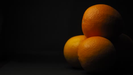toma estática de fruta naranja, fondo negro, marcador de posición de texto
