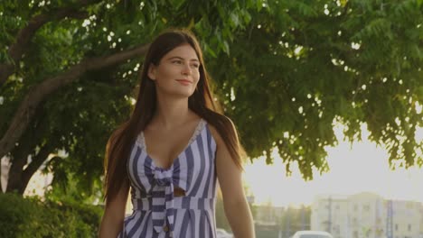 mujer caminando en el parque