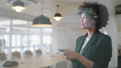 Mujer-De-Negocios-Negra-Inteligente-Que-Usa-Un-Teléfono-Inteligente-En-La-Oficina-Enviando-Mensajes-De-Texto-Enviando-Correos-Electrónicos-Planificando-Reuniones-Haciendo-Contactos-En-Línea-Navegando-Mensajes-En-Tecnología-De-Telefonía-Móvil-4k